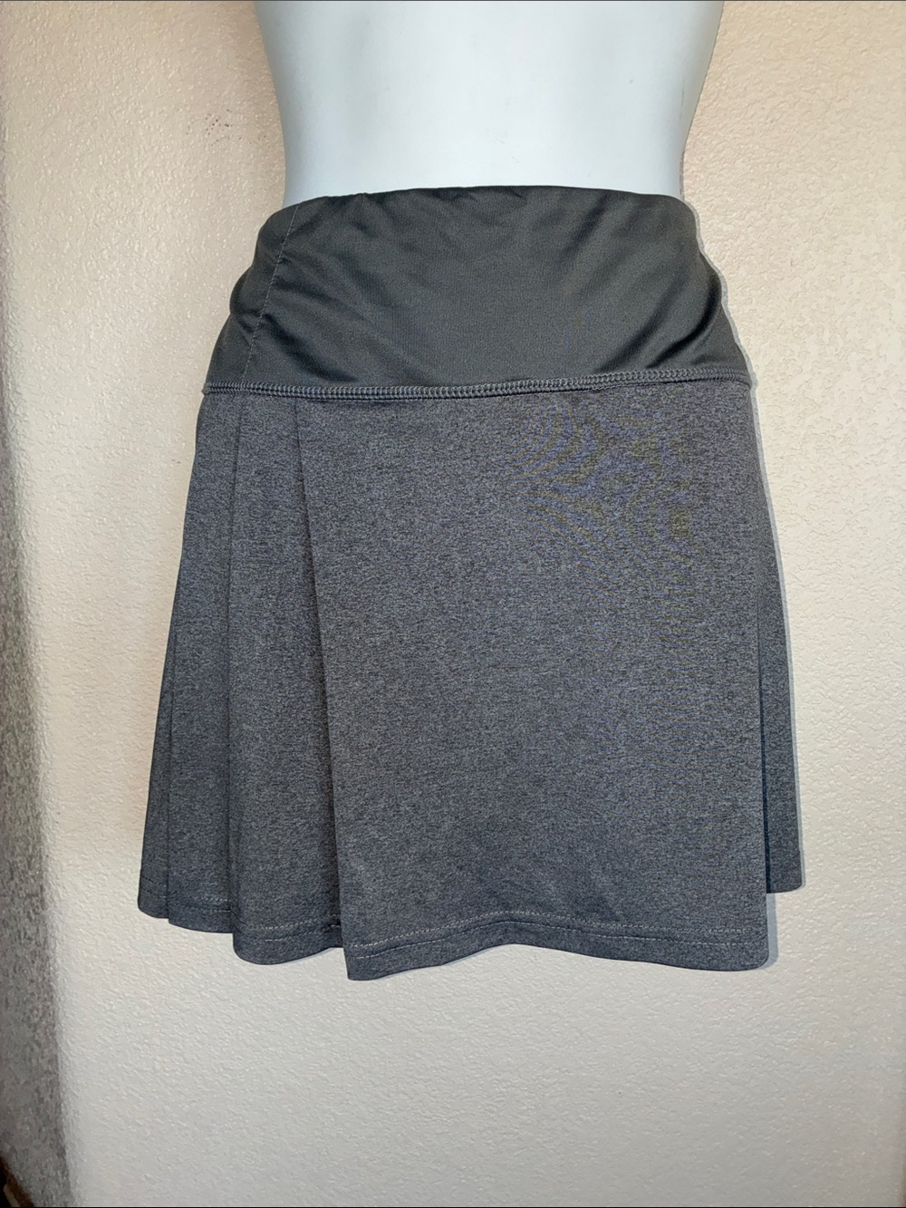 BOLLE Skort, Women's Athletic Pleated Skirt in Charcoal Gray, built in shorts. L - Picture 3 of 11